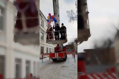 Больных коронавирусом детей в Твери поздравил Дед Мороз на подъёмнике