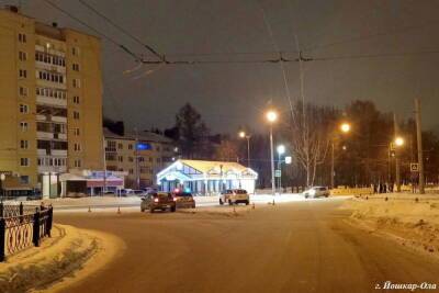 На кольце у ДК Ленина в Йошкар-Оле столкнулись две «Лады»