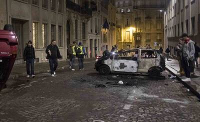 В новогоднюю ночь во Франции сожгли 900 машин