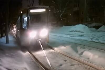 В Ярославле трамвай вытаскивал легковушку из сугроба