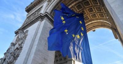 Во Франции ультраправые добиваются снятия флага ЕС с Триумфальной арки