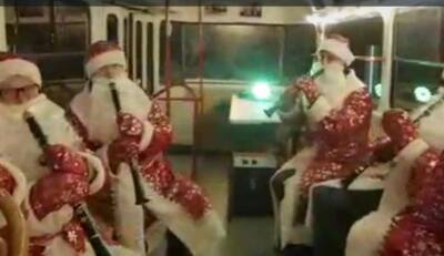 Двадцать два Деда Мороза устроили музыкальный флешмоб в трамвае Таганрога