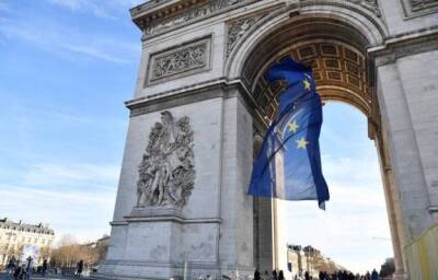 С Триумфальной арки в Париже срочно сняли флаг Евросоюза