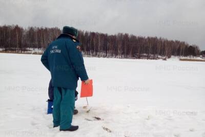 Ко 2 января для рыболовов измерили толщину льда на Десногорском водохранилище
