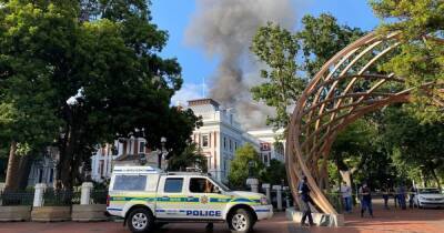 Президент ЮАР приехал в здание парламента после пожара