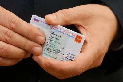 При получении выдаче паспортов россиянам МВД будет аннулировать бумажные