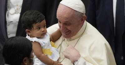 Папа римский призвал поддерживать матерей и защищать женщин