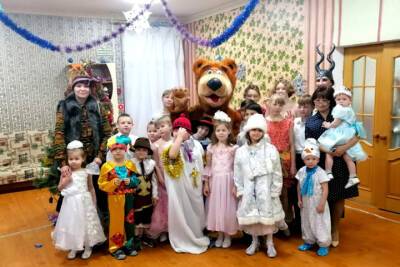 Воспитанников социального центра в Новосокольниках поздравили с Новым годом