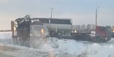 Транспортировку пассажирского автобуса, попавшего в ДТП под Рязанью, сняли на видео
