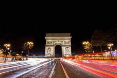 Флаг ЕС под Триумфальной аркой в Париже вызвал возмущение французов