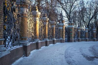 Почти 800 дворников убирают снег в центре Петербурга