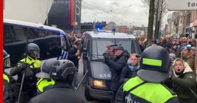 В Амстердаме демонстрация против локдауна обернулась столкновениями с полицией