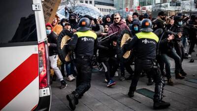 Сотрудники полиции Нидерландов жёстко разогнали антикоронавирусные протесты в Амстердаме