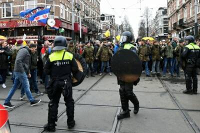 Акция против антиковидных мер в Амстердаме переросла в стычки с полицией