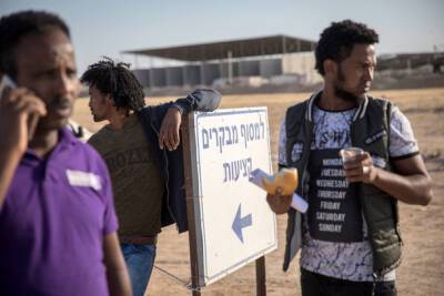 Нелегалы из Судана и Эритреи уезжают из Израиля в Канаду