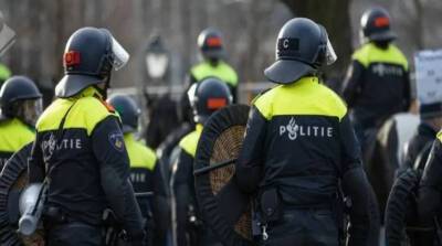 На антиковидных протестах в Амстердаме произошли столкновения между демонстрантами и полицией
