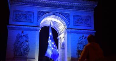 В Париже по требованию ультраправых сняли флаг ЕС с Триумфальной арки