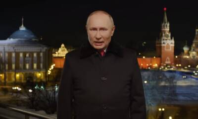 Сеть обсуждает странный вид Путина в новогоднем обращении