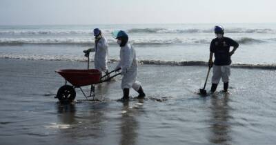 Цунами опрокинуло нефтяной танкер на побережье Перу (видео)