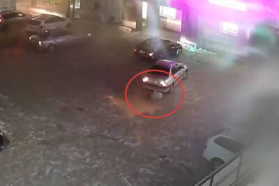 У торгового центра в Петрозаводске водитель сбил женщину