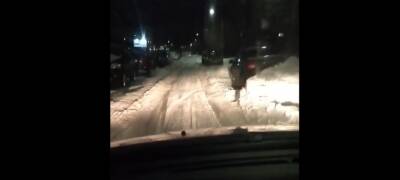 В Петрозаводске автомобилисты пробираются сквозь горы снега к школе и детсадам (ВИДЕО)