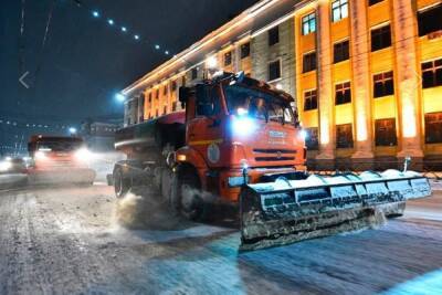 Ночной аврал: ярослаские коммунальщики пытаются очистить город от снега