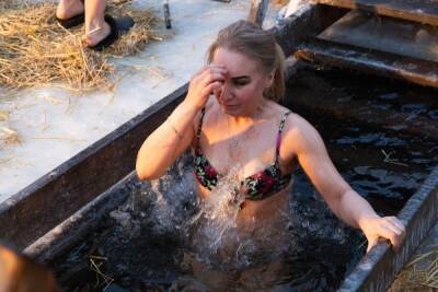 В Новосибирске в ледяную воду на Крещении окунулись больше 23 тысяч горожан