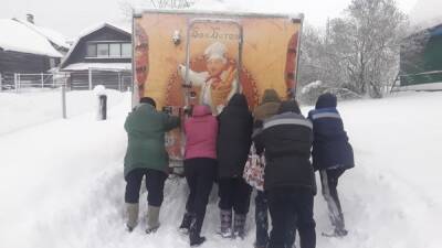 В Ленобласти жители деревни, в том числе женщины, выкапывали из снега застрявшую автолавку