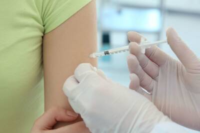 Названы сроки первой поставки вакцины от COVID-19 для подростков в Петербург