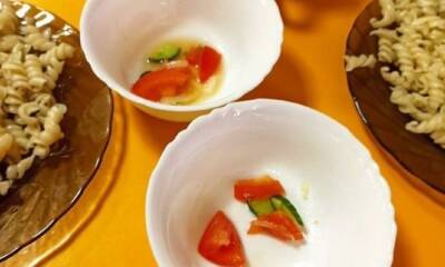 Три куска помидора: школьникам выдали крошечные порции салата