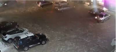 Автомобиль подмял под колеса женщину в Петрозаводск (ШОК-ВИДЕО)