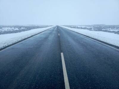 В Астраханской области дорожники очищают от снега федеральные трассы