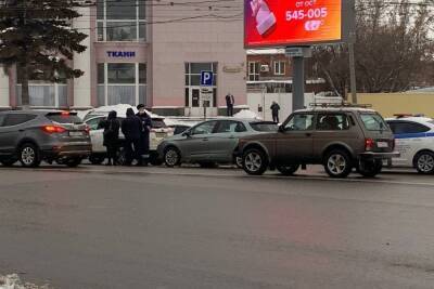 В Туле на улице Советской из-за ДТП затруднено движение транспорта