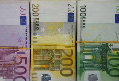 Доллар снижается к евро, дорожает к иене