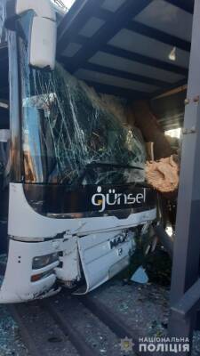 Появилось видео ДТП с автобусом в Одессе: таранил авто, снес дерево и врезался в здание