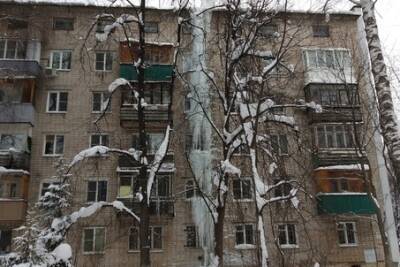 Пятиэтажную сосульку сбили с крыши дома на улице Богородского