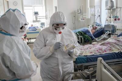 Пик заболеваемости COVID-19 в Свердловской области придется на первую половину февраля - эксперт