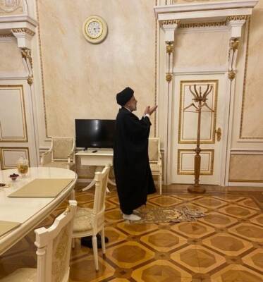 Фото дня: Президент Ирана совершил намаз на молитвенном коврике в Кремле
