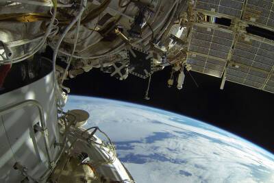 Российские космонавты засняли странную пыль, которая вылетала из МКС