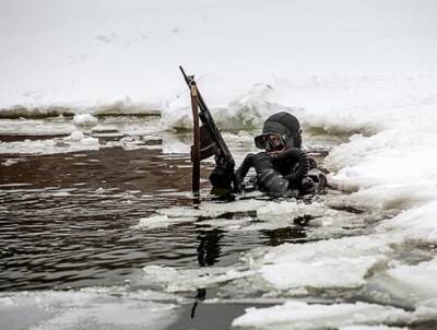 Боевые пловцы дерутся и подо льдом