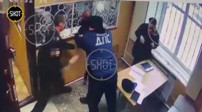 В уральском поселке мужчина пырнул себя ножом в отделении полиции