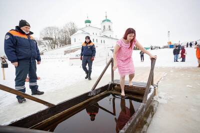 Около 2500 жителей Псковской области приняли участие в крещенских купаниях