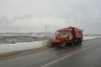В Астраханской области в круглосуточном режиме очищают трассы от снега