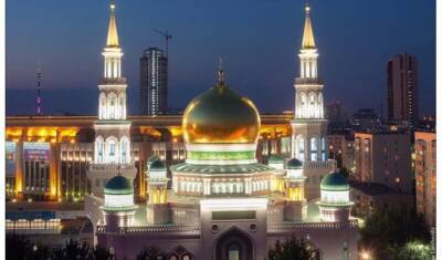 Модель в балаклаве устроила откровенную фотосессию у мечети в Москве