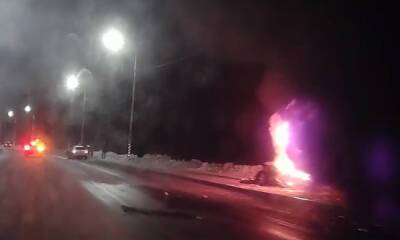 Недалеко от аэропорта «Петрозаводск» машина врезалась в столб и загорелась