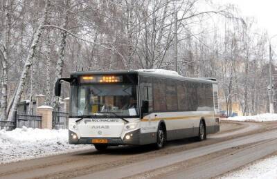 Два автобуса столкнулись на остановке в Москве, пострадали два человека