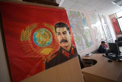 Пенсионерам Екатеринбурга пятый год дарят календари со Сталины. Их сделали на грант Путина