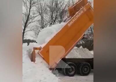 Рязанцы засняли КАМАЗ, сваливающий снег в Соколовский пруд