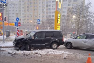 Один человек пострадал при столкновении внедорожника и легковушки на выделенке в Белгороде