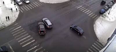 Автомобили столкнулись посреди перекрестка в самом центре Петрозаводска (ВИДЕО)